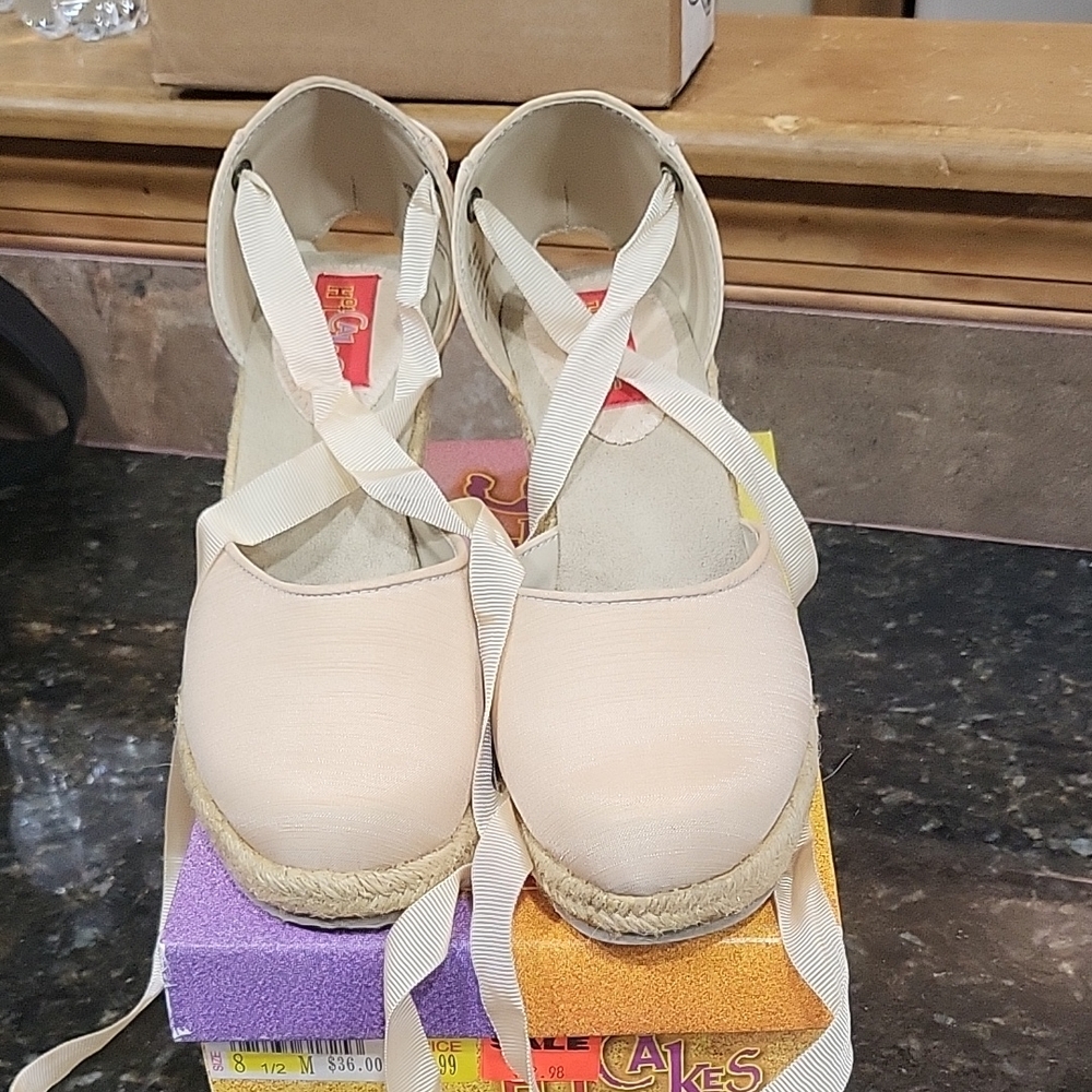 NIB Hot Cakes Creme Tropez Wedges
